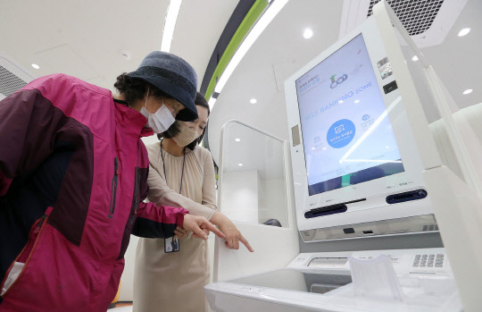 신한은행이 시니어 고객 전용 '디지털 맞춤 영업점'을 오픈했다고 27일 밝혔다. 신한은행 제공